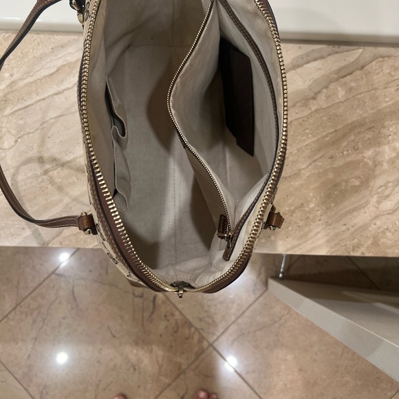 Gucci tote is in brand new condition & comes with dust bag - Picture 8 of 9